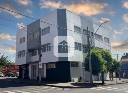 Prédio Comercial à venda, 749m² no Centro, Araguari