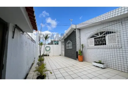 Casa com 4 Quartos à venda, 240m² no Candelária, Natal