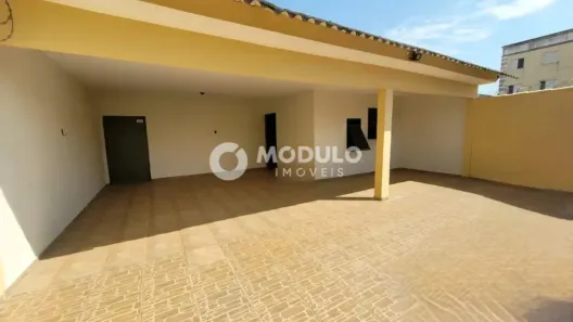 Casa com 3 Quartos para alugar, 170m² no Santa Mônica, Uberlândia