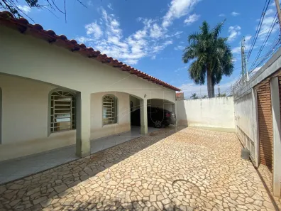 Casa com 3 Quartos à venda, 900m² no Jardim Acapulco, Marília