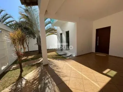 Casa com 3 Quartos para alugar, 240m² no Jardim Karaíba, Uberlândia