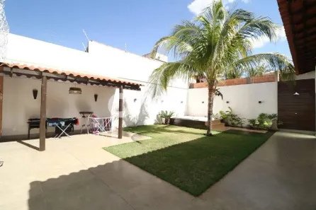 Casa com 3 Quartos para alugar, 250m² no Jardim Inconfidência, Uberlândia