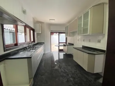 Casa de Condomínio com 3 Quartos para alugar, 280m² no Vila Oliveira, Mogi das Cruzes