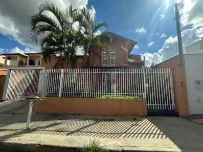 Sobrado com 3 Quartos à venda, 170m² no Coliseu, Londrina