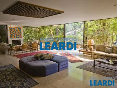 Casa com 5 Quartos para alugar, 1345m² no Jardim Leonor, São Paulo