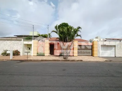 Casa com 3 Quartos para alugar, 220m² no Santa Mônica, Uberlândia