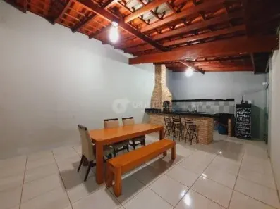 Casa com 3 Quartos à venda, 210m² no Laranjeiras, Uberlândia