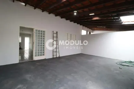 Casa com 2 Quartos para alugar, 80m² no Jardim Europa, Uberlândia