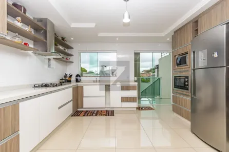 Sobrado com 4 Quartos à venda, 275m² no Pinheirinho, Curitiba