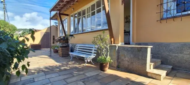 Casa com 3 Quartos à venda, 300m² no Valparaíso, Petrópolis