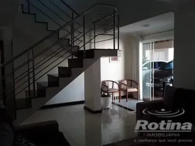 Casa com 5 Quartos à venda, 216m² no Santa Rosa, Uberlândia