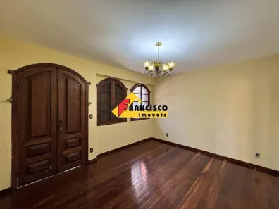 Casa com 5 Quartos para alugar, 294m² no Centro, Divinópolis