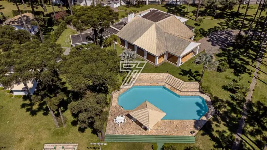 Casa de Condomínio com 4 Quartos à venda, 1300m² no Jardim Veneza, Piraquara