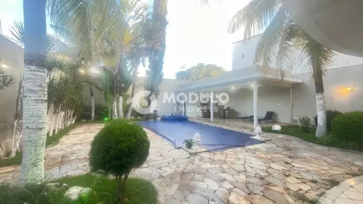 Casa com 5 Quartos para alugar, 407m² no Jardim Inconfidência, Uberlândia