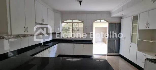 Casa com 7 Quartos à venda, 360m² no Santa Mônica, Uberlândia