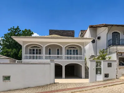 Casa com 4 Quartos para alugar, 235m² no Pantanal, Florianópolis