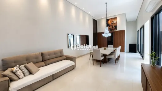 Casa de Condomínio com 3 Quartos para alugar, 245m² no Jardim Botânico, Uberlândia