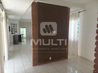 Casa com 3 Quartos para alugar, 250m² no Cidade Jardim, Uberlândia