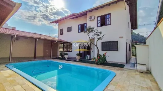 Casa com 4 Quartos para alugar, 315m² no América, Joinville