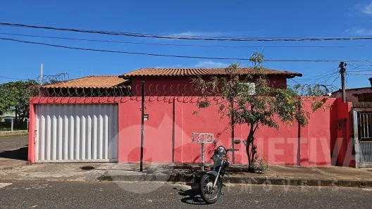 Casa com 3 Quartos para alugar, 120m² no Planalto, Uberlândia