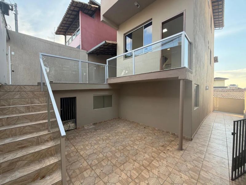 Casa com 4 quartos — Heliópolis, Belo Horizonte