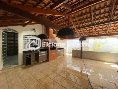 Casa com 5 Quartos para alugar, 237m² no Santa Mônica, Uberlândia