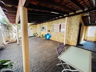 Casa com 3 Quartos à venda, 230m² no Cidade Jardim, Uberlândia
