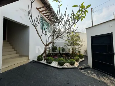 Casa com 3 Quartos para alugar, 260m² no Cidade Jardim, Uberlândia