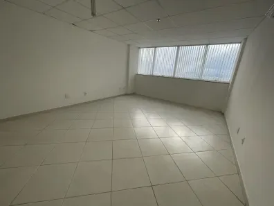 Sala Comercial para alugar, 35m² no Imbetiba, Macaé