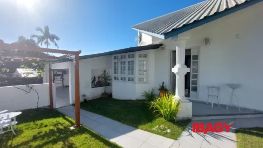 Casa com 4 Quartos para alugar, 297m² no Centro, Florianópolis