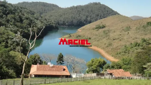 Fazenda/Sítio com 4 Quartos à venda, 120m² no Freitas, São José dos Campos