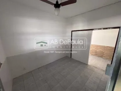 Casa com 2 Quartos para alugar, 55m² no Padre Miguel, Rio de Janeiro