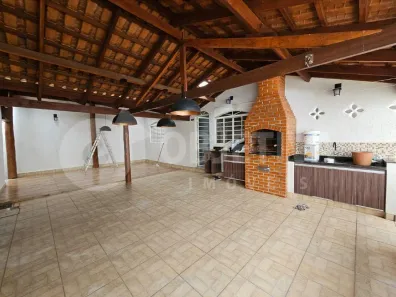 Casa com 3 Quartos para alugar, 270m² no Santa Mônica, Uberlândia