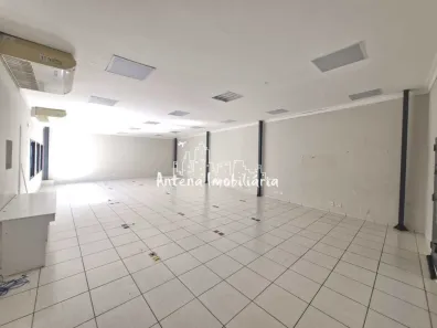 Sobrado com 2 Quartos para venda ou aluguel, 420m² no Pacaembu, São Paulo