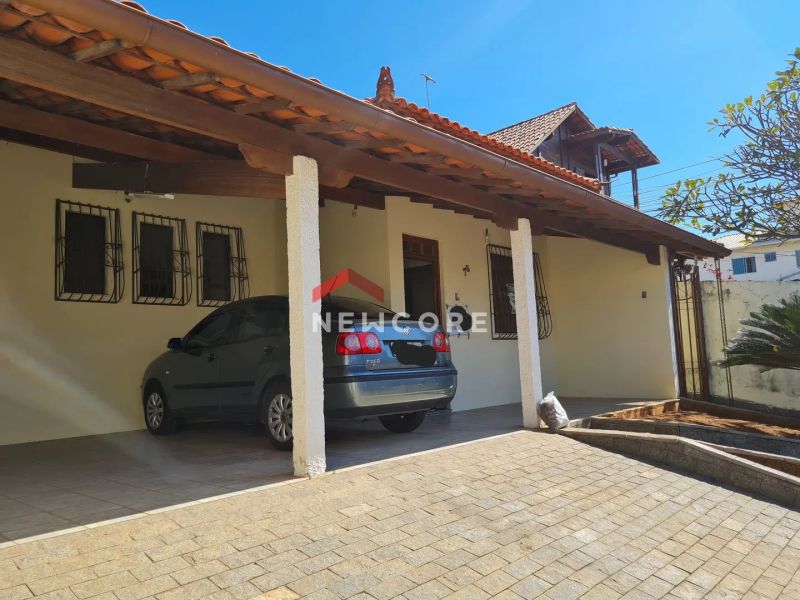 Casa com 3 quartos — Santa Mônica, Belo Horizonte