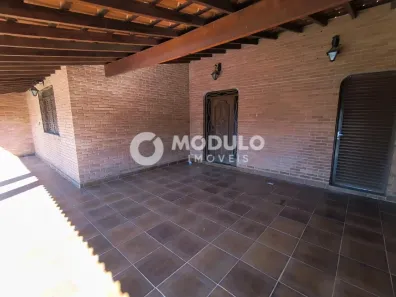 Casa com 3 Quartos para alugar, 200m² no Umuarama, Uberlândia
