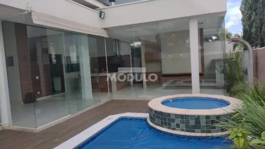 Casa de Condomínio com 4 Quartos para alugar, 350m² no Jardim das Palmeiras, Uberlândia