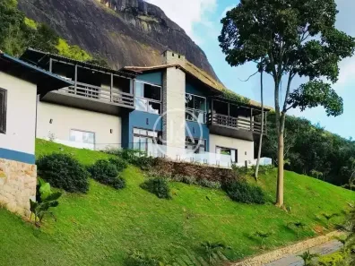 Casa com 5 Quartos para venda ou aluguel, 1060m² no Samambaia, Petrópolis