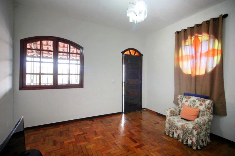 Casa com 4 quartos — Ipiranga, Belo Horizonte