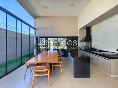 Casa com 3 Quartos para alugar, 210m² no Jardim Karaíba, Uberlândia
