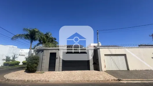 Casa com 3 Quartos para alugar, 200m² no Alto Umuarama, Uberlândia