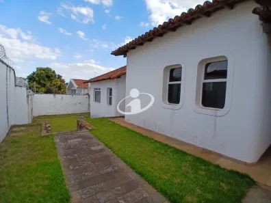 Casa com 3 Quartos para alugar, 400m² no Fundinho, Uberlândia