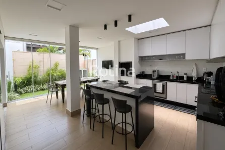 Casa com 3 Quartos à venda, 180m² no Granja Marileusa, Uberlândia