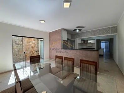 Casa com 3 Quartos para alugar, 235m² no Parque Novo Mundo, Americana