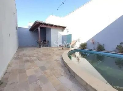 Casa com 3 Quartos para alugar, 224m² no Santa Mônica, Uberlândia