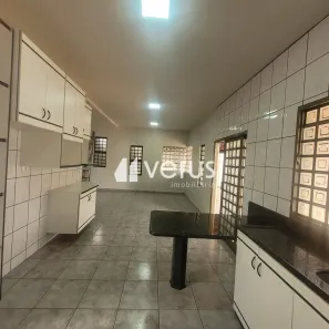 Casa com 4 Quartos para alugar, 450m² no Santa Mônica, Uberlândia