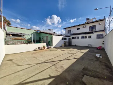 Imóvel Comercial com 4 Quartos à venda, 328m² no Santa Mônica, Uberlândia