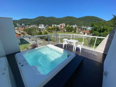 Casa com 3 Quartos para alugar, 230m² no Itacorubi, Florianópolis