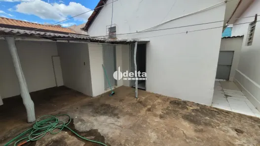 Casa com 2 Quartos para alugar, 60m² no Lídice, Uberlândia