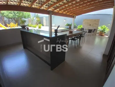 Sobrado com 4 Quartos à venda, 260m² no Cidade Jardim, Uberlândia